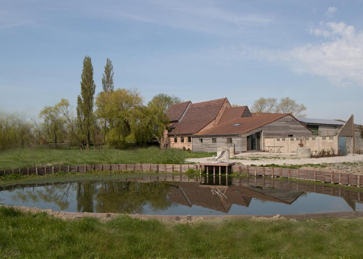 Landelijk vakantiehuis in Diksmuide met een tuin en vijver Buitenkant foto