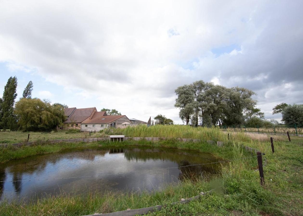 Landelijk vakantiehuis in Diksmuide met een tuin en vijver Buitenkant foto