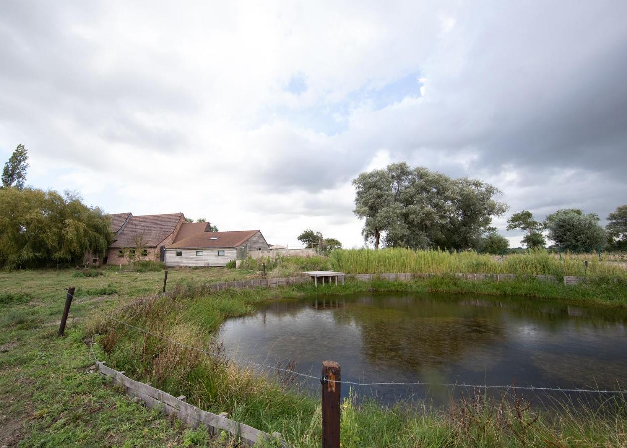 Landelijk vakantiehuis in Diksmuide met een tuin en vijver Buitenkant foto