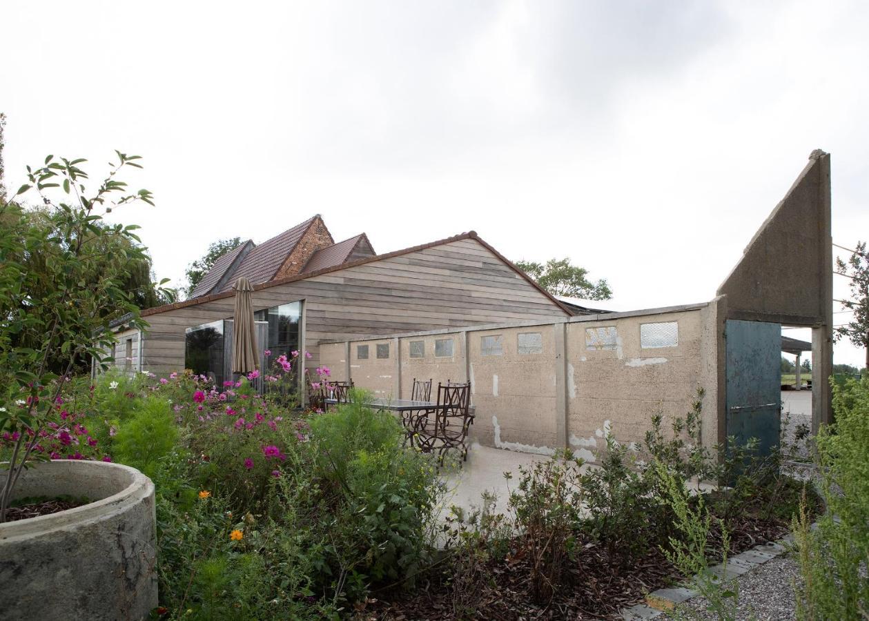 Landelijk vakantiehuis in Diksmuide met een tuin en vijver Buitenkant foto
