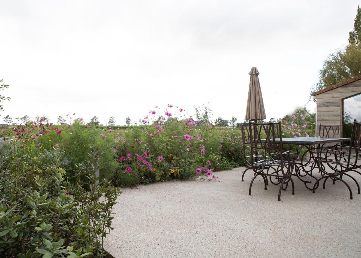 Landelijk vakantiehuis in Diksmuide met een tuin en vijver Buitenkant foto