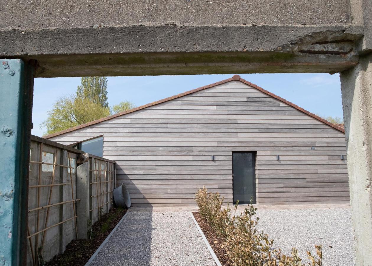 Landelijk vakantiehuis in Diksmuide met een tuin en vijver Buitenkant foto