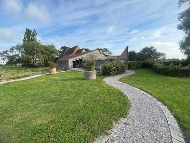 Landelijk vakantiehuis in Diksmuide met een tuin en vijver Buitenkant foto