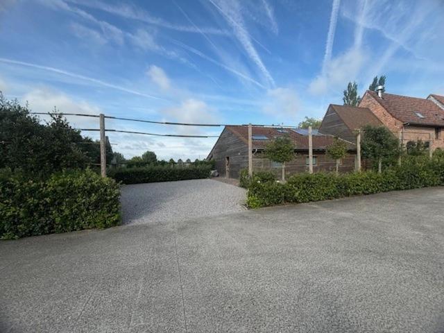 Landelijk vakantiehuis in Diksmuide met een tuin en vijver Buitenkant foto